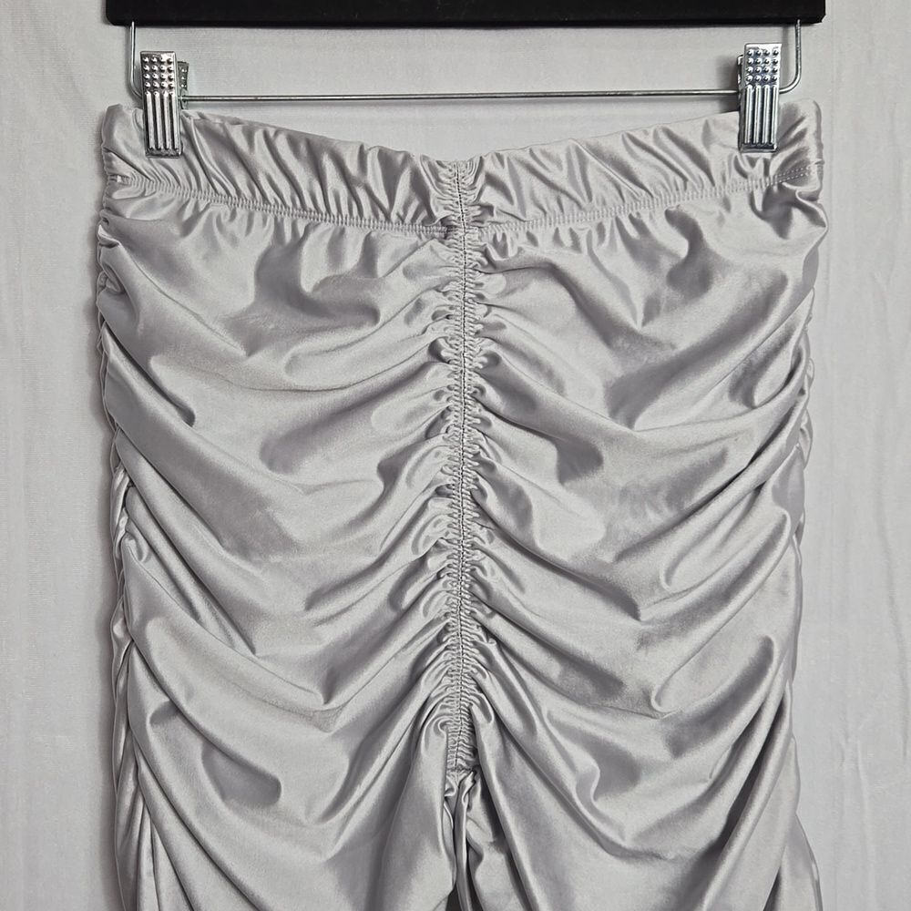 NWT.. GOOD AMERICAN.. silver bike shorts.. - Picture 3 of 9